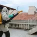 Agente de endemia aplica UBV em casa no Juruá
