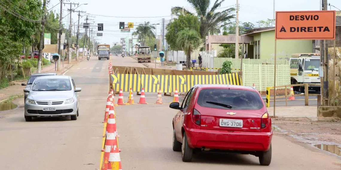 Avenida Getúlio Vargas tem desvio nas proximidades da PGE