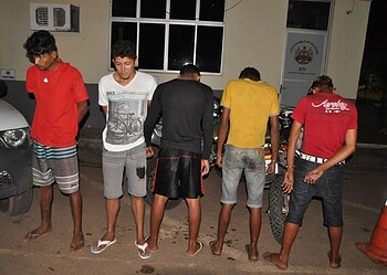 Dois homens são presos e três menores são apreendidos acusados de assalto