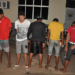 Dois homens são presos e três menores são apreendidos acusados de assalto