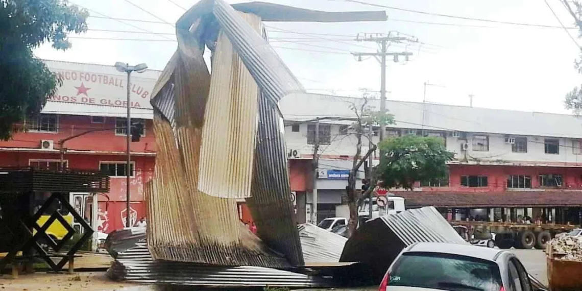 Casal escapa por milagre de telhado voando no Centro de Rio Branco