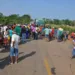 Quase 100 famílias de ‘sem-terras’ bloqueiam a Estrada de Porto Acre