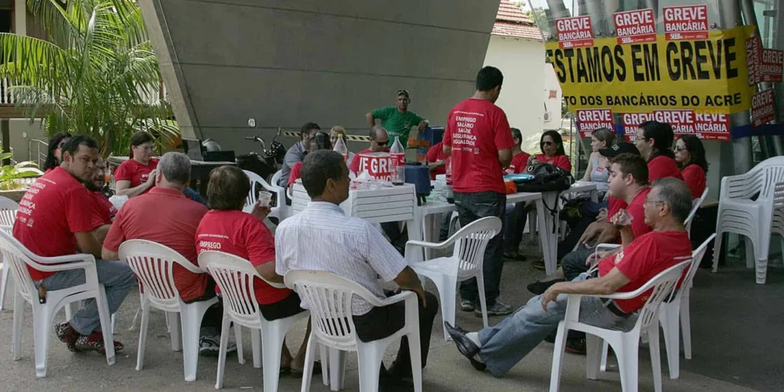 Clientes enfrentam filas grandes no primeiro dia de greve dos bancários
