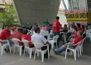 Clientes enfrentam filas grandes no primeiro dia de greve dos bancários