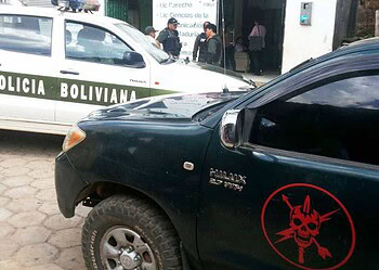 Policiais em frente à faculdade