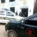 Policiais em frente à faculdade