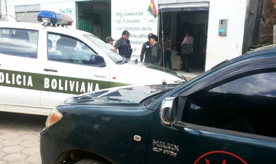 Policiais em frente à faculdade
