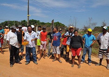 Invasores de área de terra são retirados pela polícia