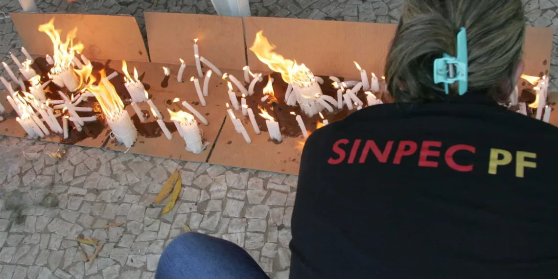 Indignados com o descaso do poder público, servidores federais realizam mais uma manifestação