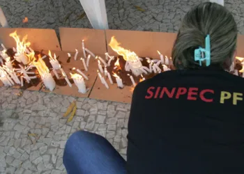 Indignados com o descaso do poder público, servidores federais realizam mais uma manifestação