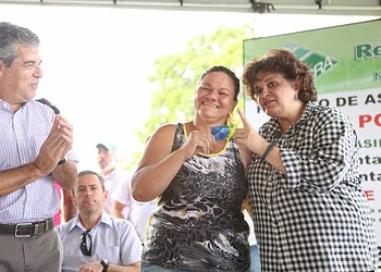 Ministra e senador durante solenidade em Brasileia