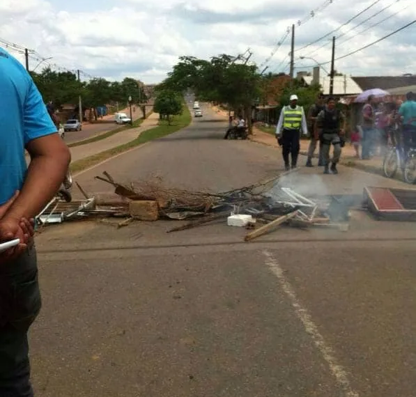 Moradores bloqueiam ponte do Bairro da Paz, em protesto