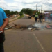 Moradores bloqueiam ponte do Bairro da Paz, em protesto