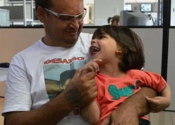 Pequeno Benjamin Prince Paulino de Souza e seu pai