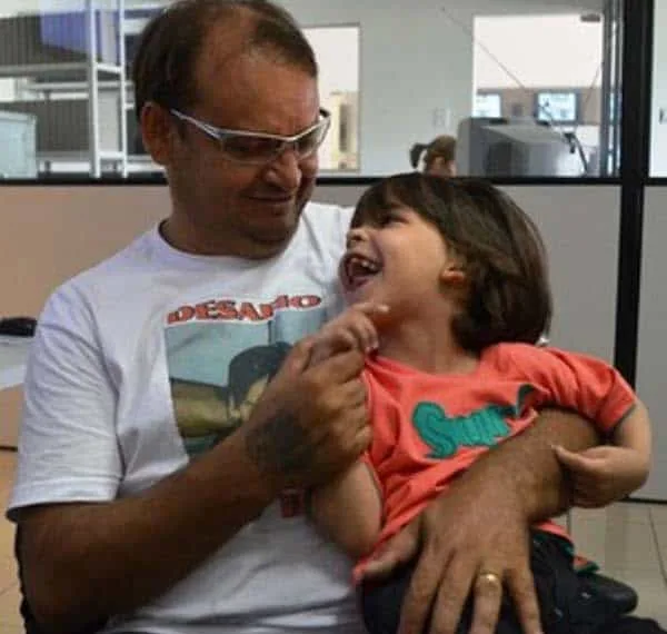 Pequeno Benjamin Prince Paulino de Souza e seu pai