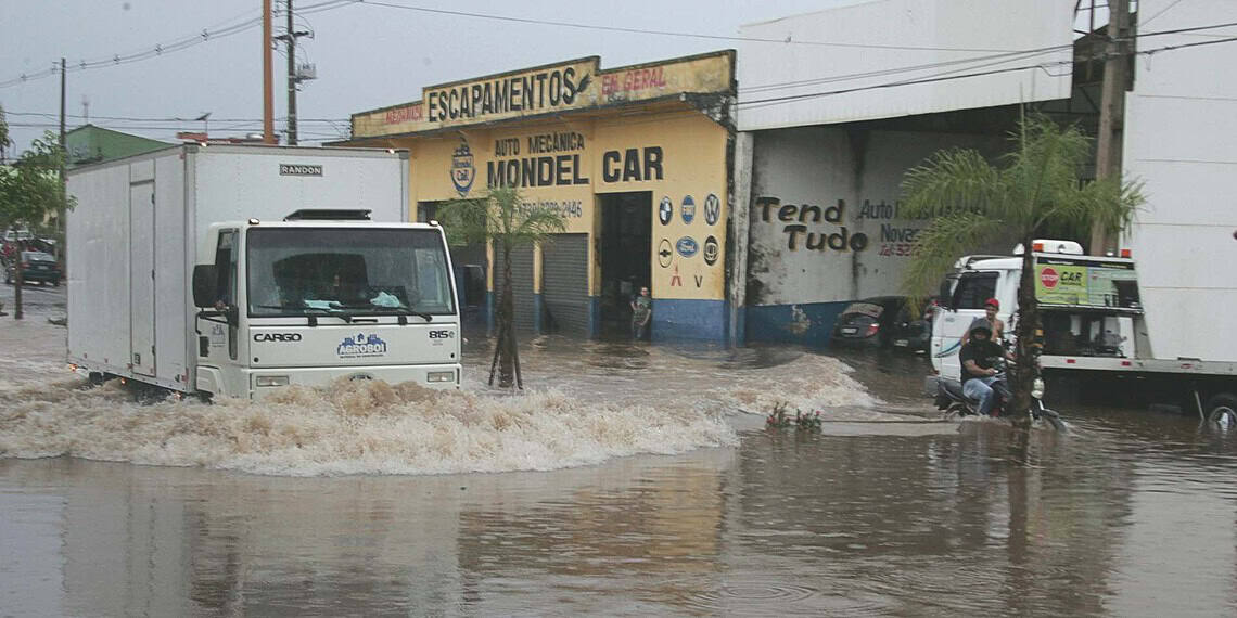 Avenida Antônio da Rocha Viana ficou inundada