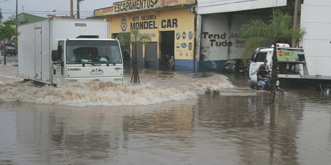 Avenida Antônio da Rocha Viana ficou inundada