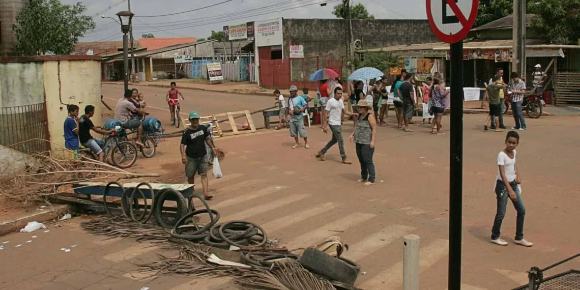 Moradores fecharam as ruas com pneus e entulhos