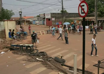 Moradores fecharam as ruas com pneus e entulhos