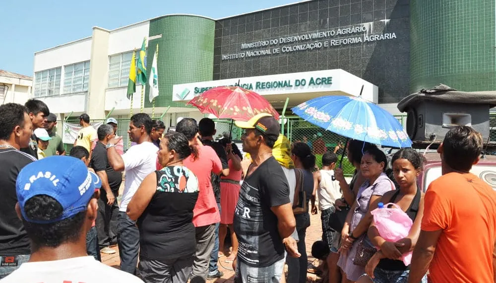 Sem-terras fecham rua e fazem manifestação em frente à sede do Incra