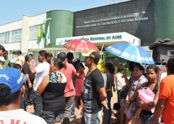 Sem-terras fecham rua e fazem manifestação em frente à sede do Incra
