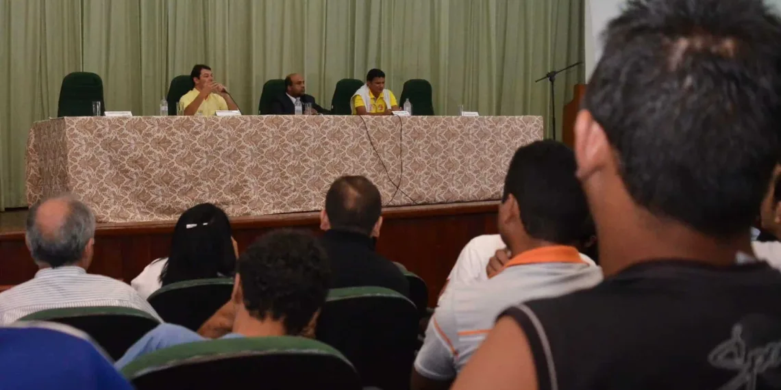 Roberto propôs o fim do voto obrigatório durante debate