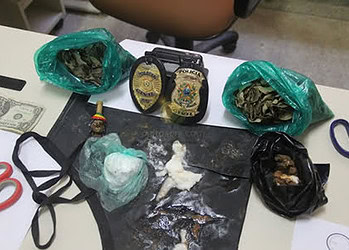 Sacos com folha de coca e cocaína foram apreendidos