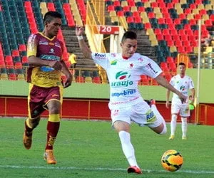 Polaco (à direita) é uma das apostas no meio-campo