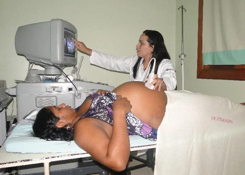 Paciente atendida por profissional no Juruá: redução na espera