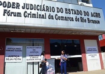 Familiares colaram cartazes de protesto em frente do Fórum Criminal