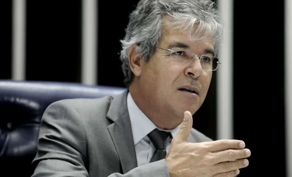 Senador diz que é hora de partidos se unirem pelo país