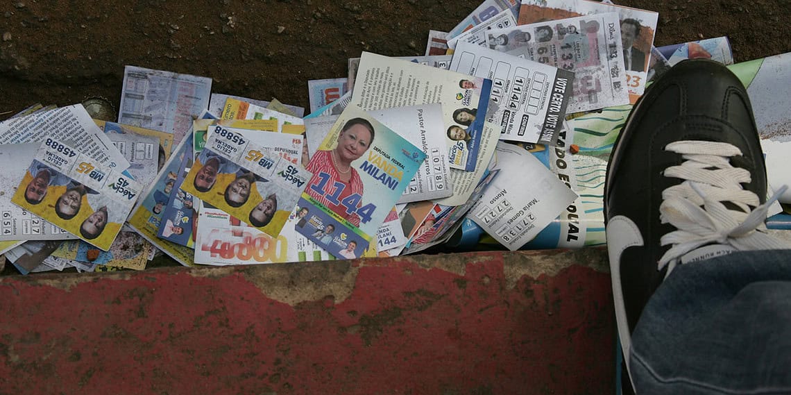 Panfletos de campanha ainda teimam em sujar a cidade