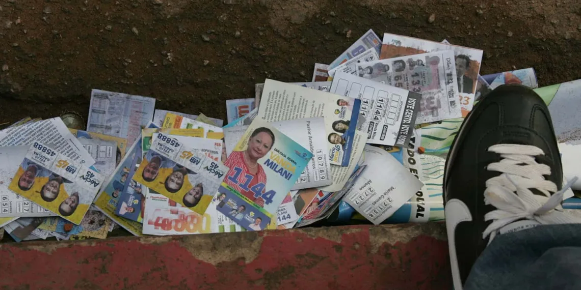Panfletos de campanha ainda teimam em sujar a cidade