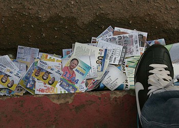 Panfletos de campanha ainda teimam em sujar a cidade