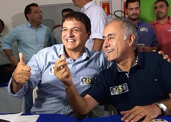 Candidato tucano (esq.) com Bocalom selam união