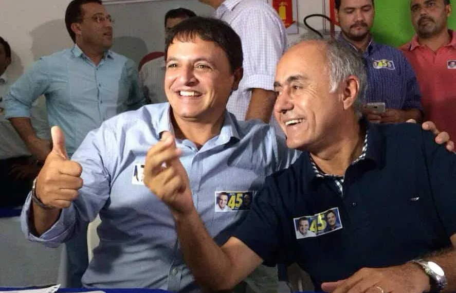 Candidato tucano (esq.) com Bocalom selam união