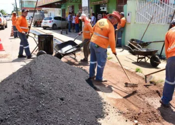 Homens da Emurb em reparos de ruas na Capital