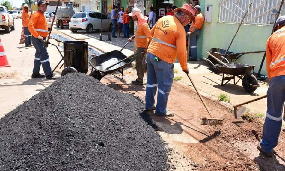 Homens da Emurb em reparos de ruas na Capital