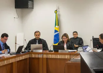 Juízes, desembargadores e membros do MPE durante a sessão