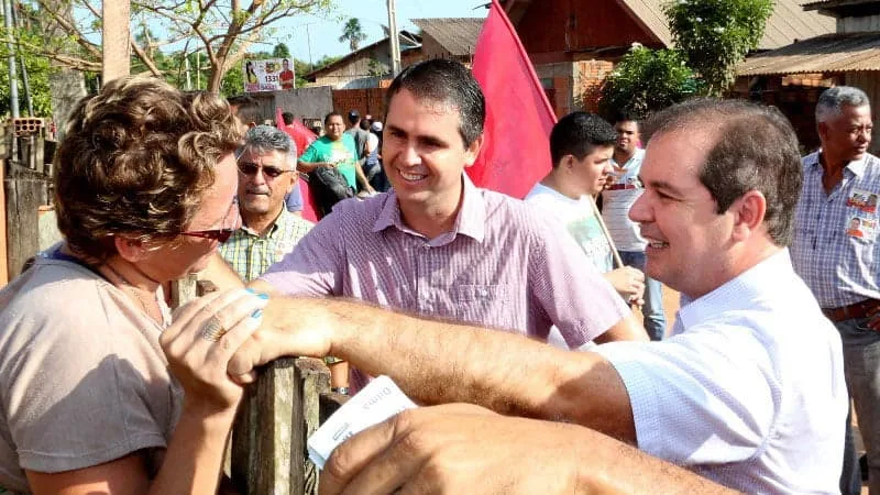 Após diálogo com comerciantes e produtores, Tião Viana caminhou com a comunidade