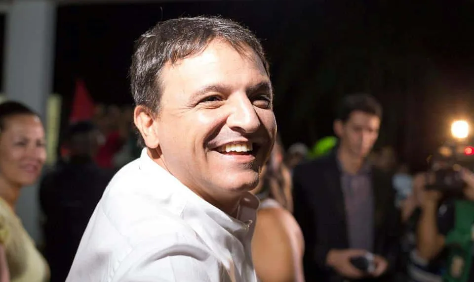 Candidato continua em busca de votos na etapa final