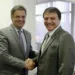 Aécio Neves cumprimenta Marcio Bittar pela ida ao 2º turno