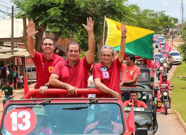 Onda vermelha toma conta de Rio Branco em carreata com Tião Viana