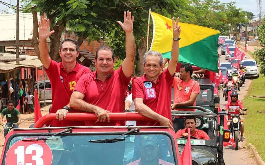 Onda vermelha toma conta de Rio Branco em carreata com Tião Viana