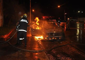 Carro pega fogo na Avenida Ceará