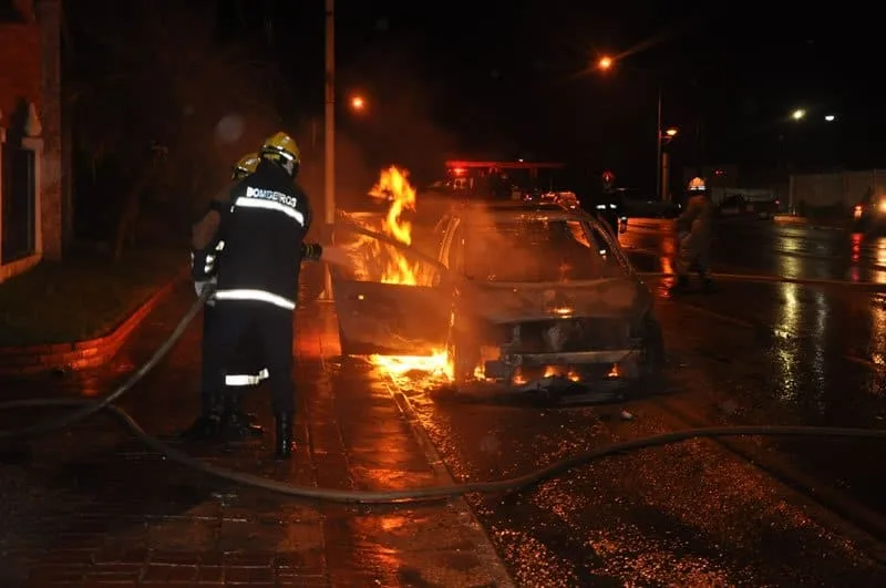 Carro pega fogo na Avenida Ceará
