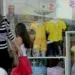 Mãe e filha pesquisam preços em loja especializada em moda jovem, ontem