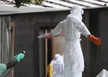 Enfermeiro no momento em que deixa local onde tentou salvar vida de paciente