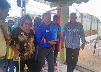 Bocalon acompanhado da esposa e netas vota na Baixada da Sobral