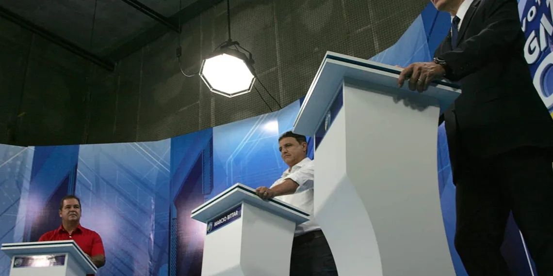Mediador e os dois candidatos postados para o debate